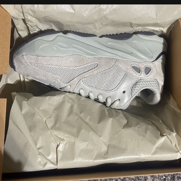 YEEZY 700 size 4 - Picture 5 of 5